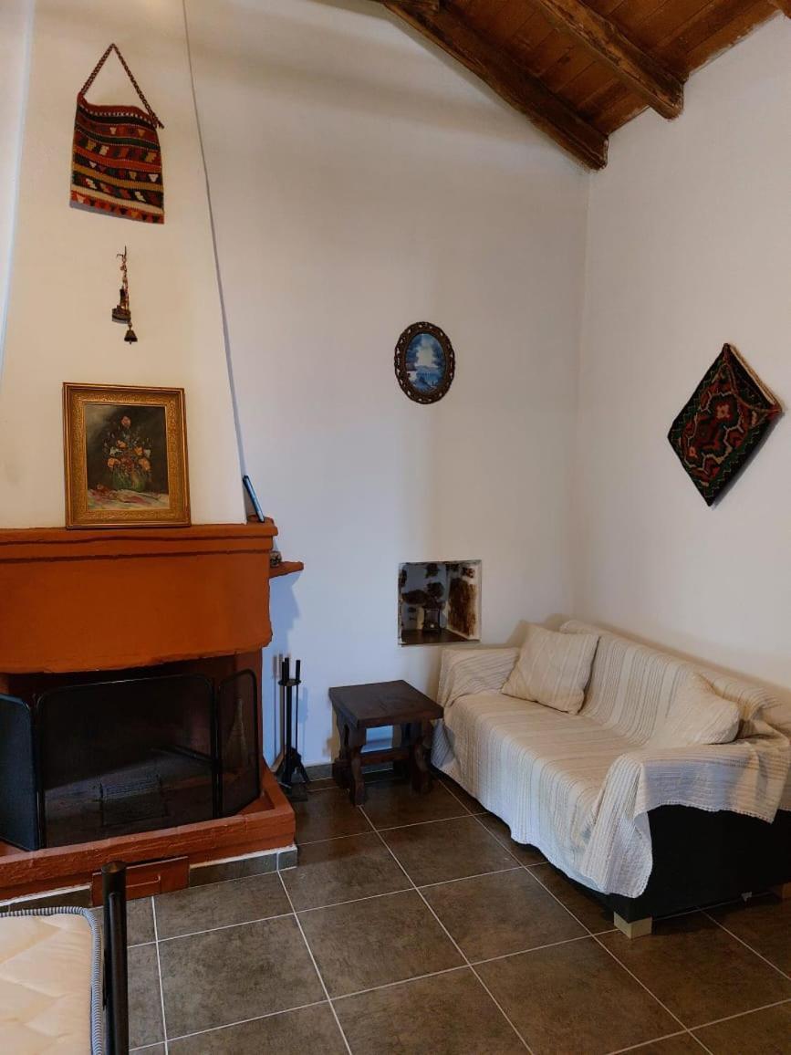 Politeika Traditional House Tirós Eksteriør bilde